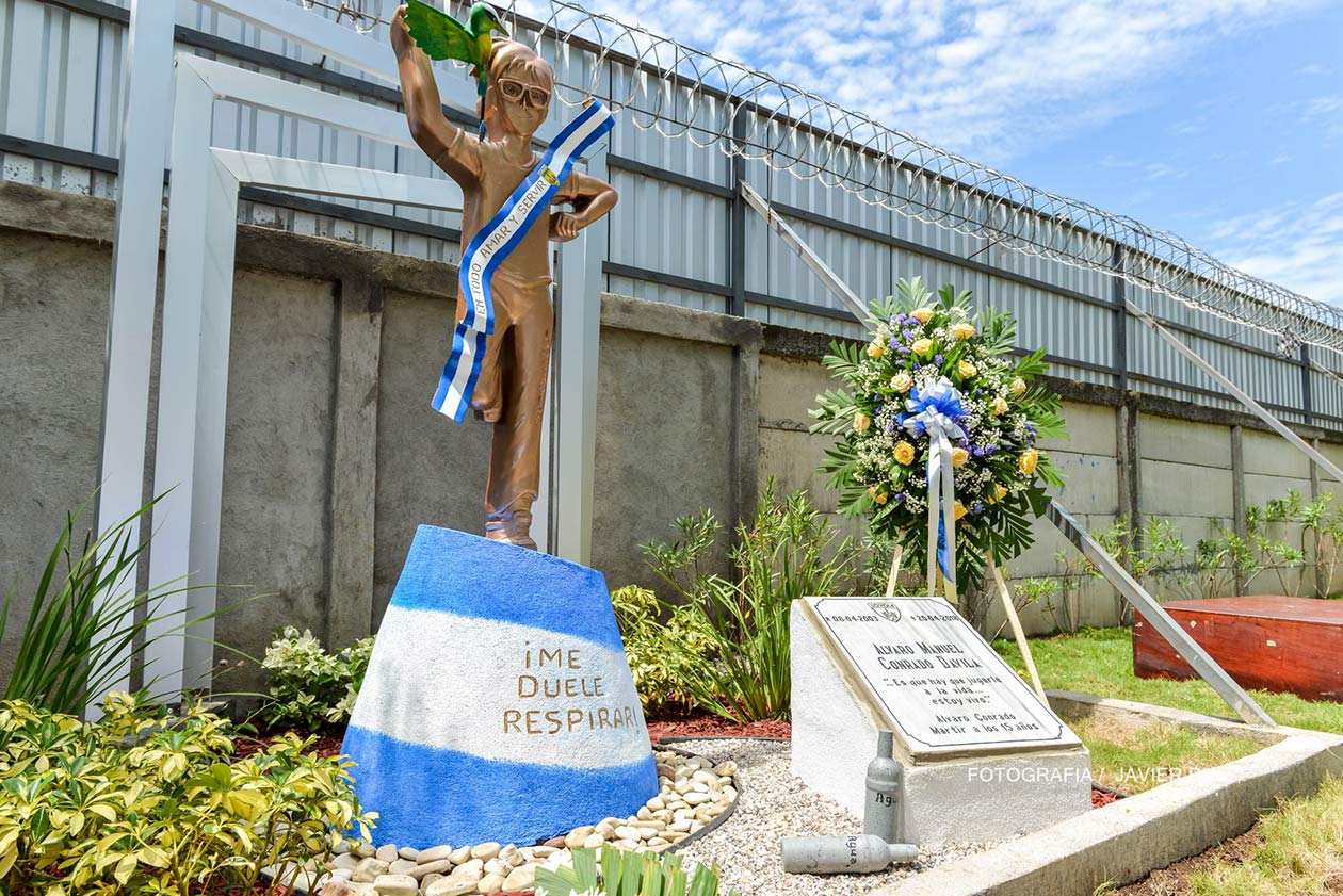 Monumento en honor a Álvaro Conrado, el primer adolescente asesinado en las protestas. Javier Ruiz | Niú