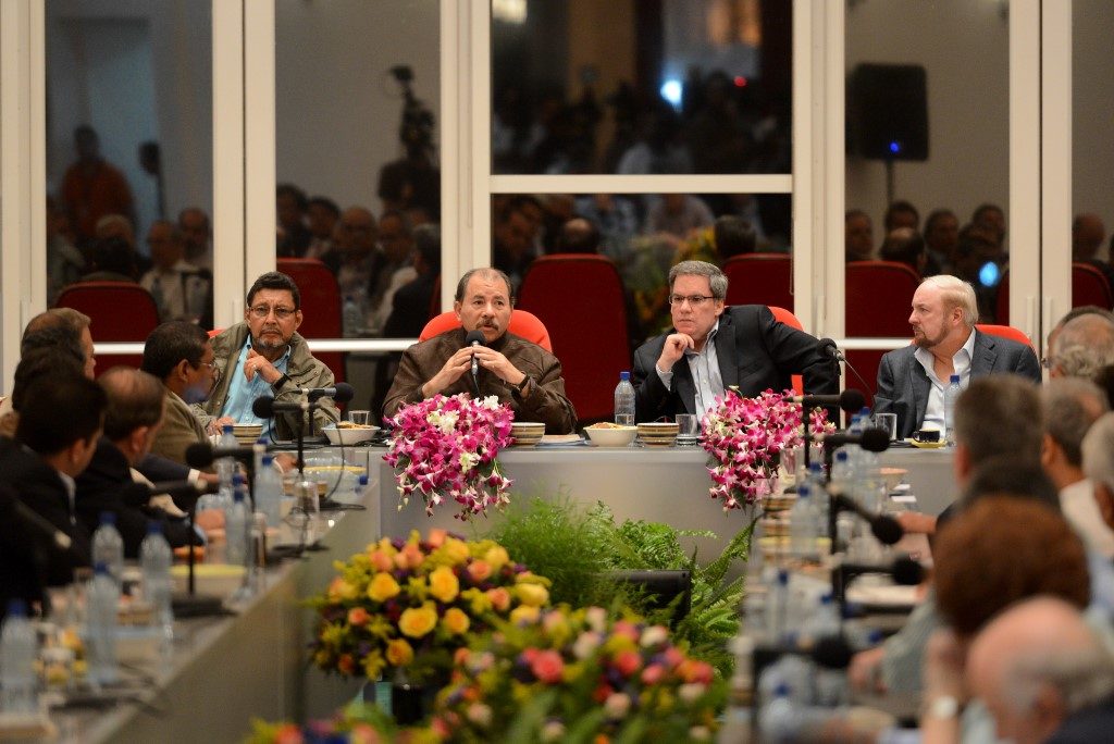 Daniel Ortega junto al presidente del Cosep, José Adán Aguerri, y el empresario Carlos Pellas. Confidencial | Archivo | Carlos Herrera