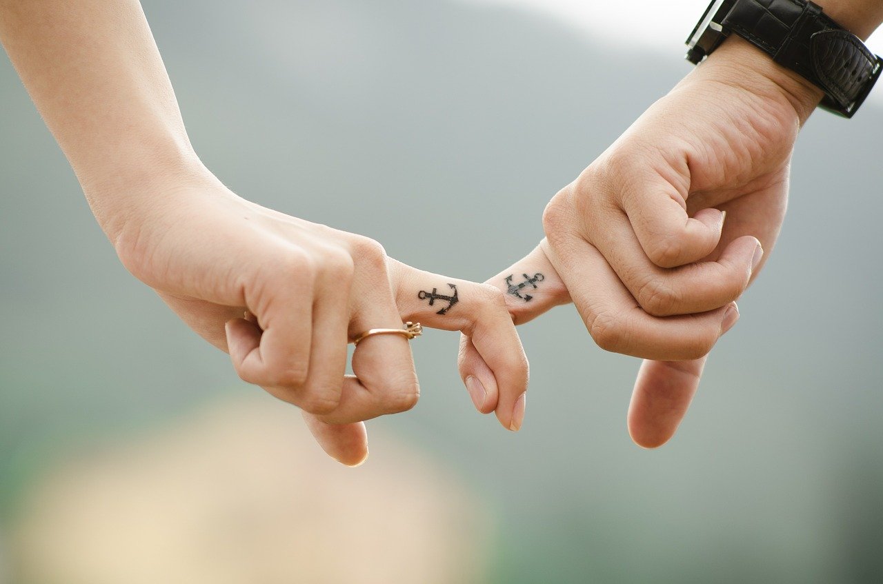 Pareja tomada de la mano